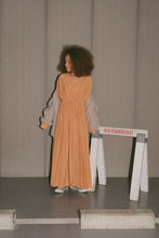画像をギャラリービューアに読み込む, V-neck gathered dress
